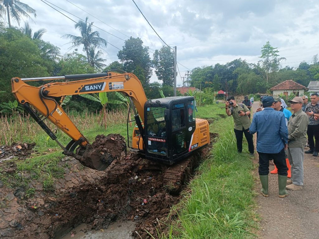 Respon Keluhan Petani, Anggota FPKS DPRD Jabar RK Dadan Turunkan Alat Berat Keruk Irigasi Cibalagung
